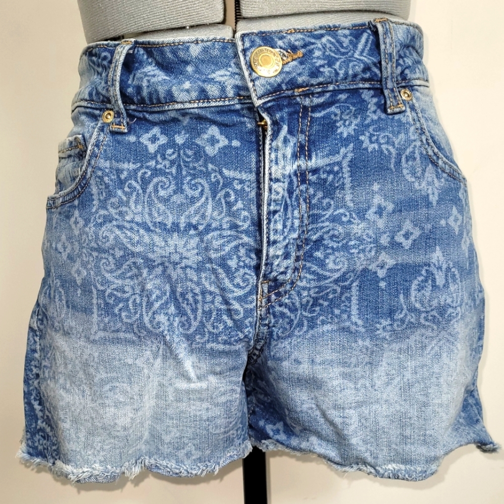 Maurices M Jeans Patterned High Rise Light Wash Frayed Jean Shorts Size 10